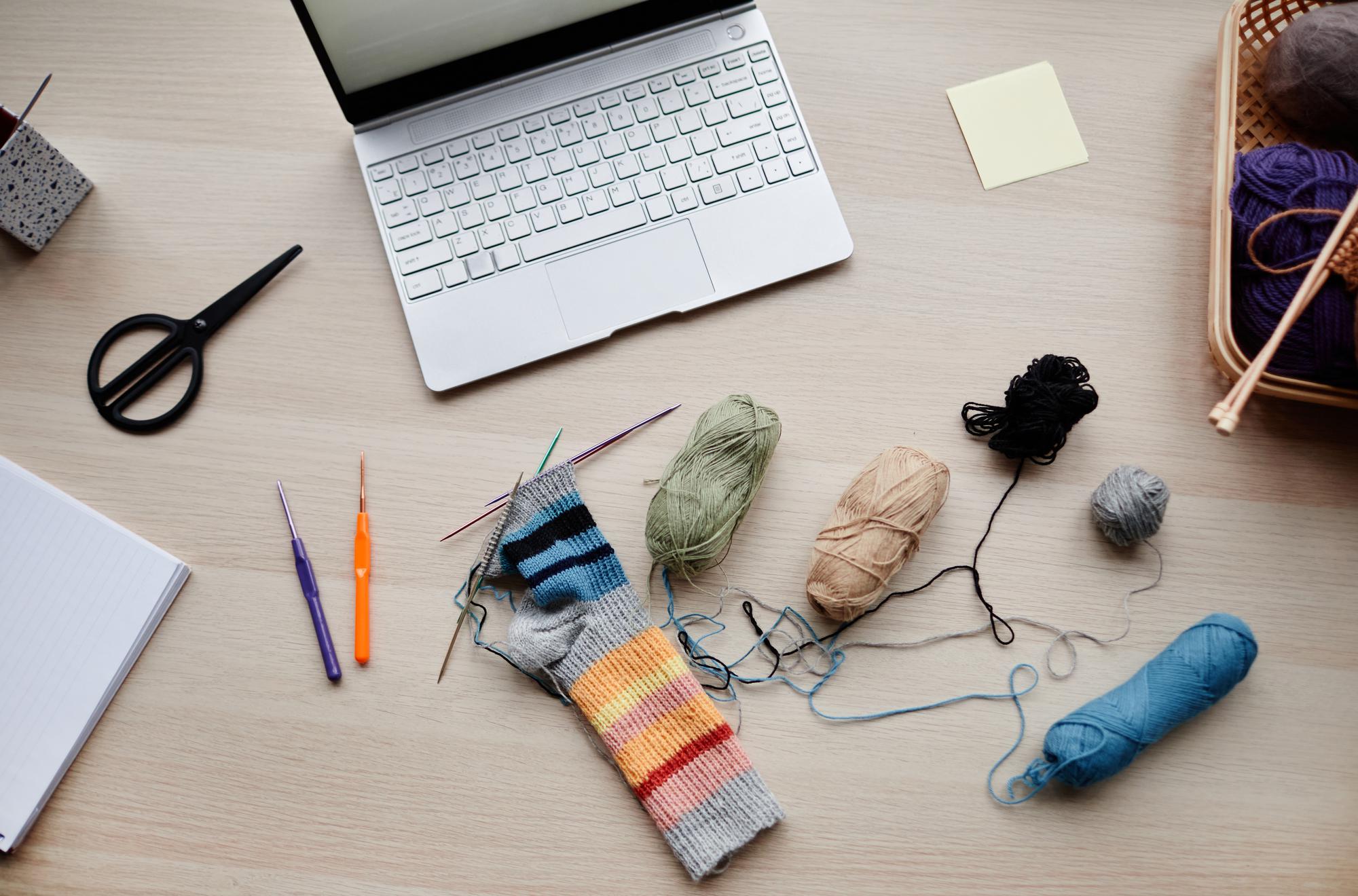Tavolo di lavoro con kit di ricamo e strumenti